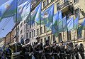 Служащие Воздушно-десантных войск во время праздничного шествия по Миллионной улице в Санкт-Петербурге Служащие Воздушно-десантных войск во время праздничного шествия по Миллионной улице в Санкт-Петербурге