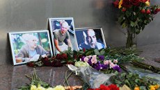 Цветы у фотографий погибших в Центральноафриканской Республике российских журналистов возле Дома журналистов в Москве Цветы у фотографий погибших в Центральноафриканской Республике российских журналистов возле Дома журналистов в Москве