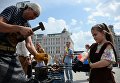 Посетители во время мастер-класса по кузнечному делу на фестивале Многонациональная Россия в Москве Посетители во время мастер-класса по кузнечному делу на фестивале Многонациональная Россия в Москве