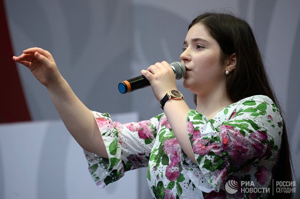 Финалистка первого сезона шоу Голос. Дети во время концерта на фестивале Многонациональная Россия в Москве Финалистка первого сезона шоу Голос. Дети во время концерта на фестивале Многонациональная Россия в Москве
