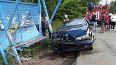 Наезд автомобиля на автобусную остановку в Ижевске. 4 августа 2018 Наезд автомобиля на автобусную остановку в Ижевске. 4 августа 2018
