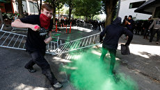 Протестующие во время столкновений с полицией на митинге в Портленде, США. 4 августа 2018 Протестующие во время столкновений с полицией на митинге в Портленде, США. 4 августа 2018