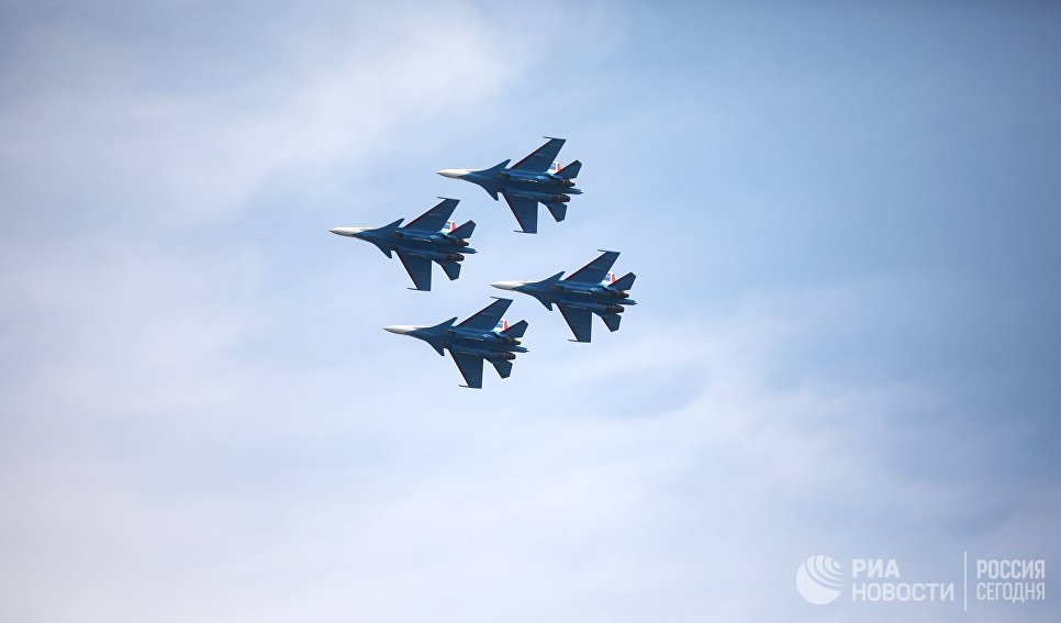 Авиационная группа высшего пилотажа Русские витязи показывает для гостей фестиваля Нашествие фигуры высшего пилотажа Авиационная группа высшего пилотажа Русские витязи показывает для гостей фестиваля Нашествие фигуры высшего пилотажа