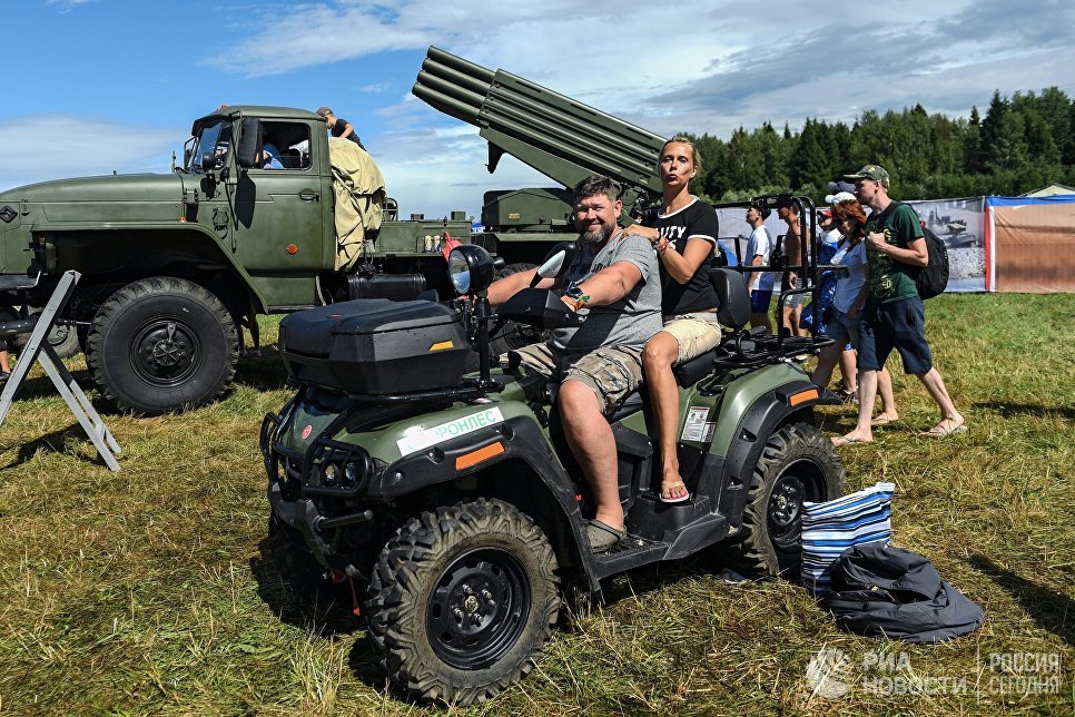 Зрители фестиваля Нашествие на выставке военной техники в поселке Большое Завидово в Тверской области Зрители фестиваля Нашествие на выставке военной техники в поселке Большое Завидово в Тверской области