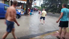 Стоп-кадр с видео очевидца гибели ребенка в поселке Лазаревское Стоп-кадр с видео очевидца гибели ребенка в поселке Лазаревское