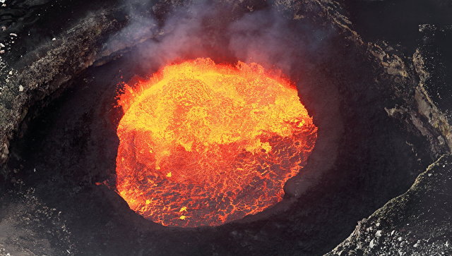 Кратер вулкана Ясур остров Вануату. Архивное