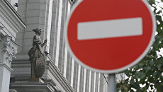Статуя Фемиды на фасаде здания верховного суда РФ в Москве Статуя Фемиды на фасаде здания верховного суда РФ в Москве