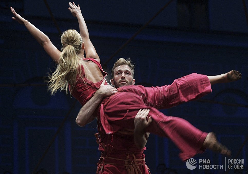 Артисты в сцене из спектакля Рождение Феникса (Vertigo Dance Company, Израиль) в рамках фестиваля современного танца Open Look в Санкт-Петербурге Артисты в сцене из спектакля Рождение Феникса (Vertigo Dance Company, Израиль) в рамках фестиваля современного танца Open Look в Санкт-Петербурге