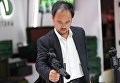 Посетитель осматривает автомат АК-15 на презентации новых разработок концерна Калашников в рамках IV Международного военно-технического форума Армия-2018 в КВЦ Патриот Посетитель осматривает автомат АК-15 на презентации новых разработок концерна Калашников в рамках IV Международного военно-технического форума Армия-2018 в КВЦ Патриот