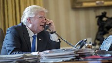 Президент США Дональд Трамп разговаривает по телефону с российским президентом Владимиром Путиным. 28 января 2017 год Президент США Дональд Трамп разговаривает по телефону с российским президентом Владимиром Путиным. 28 января 2017 год