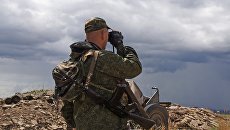 Военнослужащий Народной милиции ЛНР на позициях у линии соприкосновения в Донбассе. Архивное фото Военнослужащий Народной милиции ЛНР на позициях у линии соприкосновения в Донбассе. Архивное фото