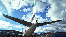 Самолет Boeing 777 авиакомпании Emirates в аэропорту Домодедово Самолет Boeing 777 авиакомпании Emirates в аэропорту Домодедово