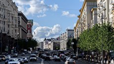 Автомобильное движение на Тверской улице в Москве. Архивное фото Автомобильное движение на Тверской улице в Москве. Архивное фото