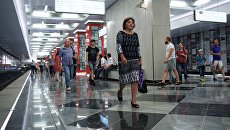 Пассажиры на станции Рассказовка Калининско-Солнцевской линии Московского метрополитена. Архивное фото Пассажиры на станции Рассказовка Калининско-Солнцевской линии Московского метрополитена. Архивное фото