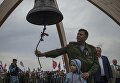 Глава Донецкой народной республики (ДНР) Александр Захарченко (в центре) на торжественных мероприятиях, посвященных празднованию Дня освобождения Донбасса от фашистских захватчиков, у мемориала на кургане Саур-Могила в Донецкой области Глава Донецкой народной республики (ДНР) Александр Захарченко (в центре) на торжественных мероприятиях, посвященных празднованию Дня освобождения Донбасса от фашистских захватчиков, у мемориала на кургане Саур-Могила в Донецкой области
