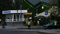 Сотрудники полиции патрулируют центр Донецка после взрыва в кафе Сепар, в результате которого погиб глава ДНР Александр Захарченко Сотрудники полиции патрулируют центр Донецка после взрыва в кафе Сепар, в результате которого погиб глава ДНР Александр Захарченко