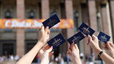 Студенческие билеты учеников на традиционном празднике День первокурсника. Архивное фото Студенческие билеты учеников на традиционном празднике День первокурсника. Архивное фото