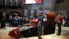 Председатель правительства РФ Дмитрий Медведев на церемонии прощания с Иосифом Кобзоном Председатель правительства РФ Дмитрий Медведев на церемонии прощания с Иосифом Кобзоном