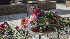 Портрет Александра Захарченко и цветы у здания кафе Сепар в Донецке, где произошел взрыв в результате которого погиб глава ДНР Александр Захарченко Портрет Александра Захарченко и цветы у здания кафе Сепар в Донецке, где произошел взрыв в результате которого погиб глава ДНР Александр Захарченко