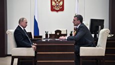 Президент РФ Владимир Путин и временно исполняющий обязанности губернатора Амурской области Василий Орлов во время встречи. 3 сентября 2018 Президент РФ Владимир Путин и временно исполняющий обязанности губернатора Амурской области Василий Орлов во время встречи. 3 сентября 2018