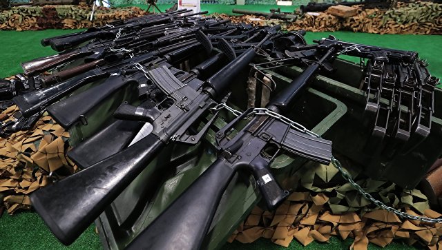 Стрелковое оружие, представленное на выставке оружия, захваченного у боевиков в Сирии