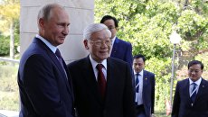 Владимир Путин и генеральный секретарь Центрального комитета коммунистической партии Социалистической Республики Вьетнам Нгуен Фу Чонг во время встречи. 6 сентября 2018 Владимир Путин и генеральный секретарь Центрального комитета коммунистической партии Социалистической Республики Вьетнам Нгуен Фу Чонг во время встречи. 6 сентября 2018