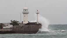 Шторм в Черном море в районе Ялты, Крым. Архивное фото Шторм в Черном море в районе Ялты, Крым. Архивное фото