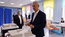 Мэр Москвы Сергей Собянин в единый день голосования на избирательном участке в Москве Мэр Москвы Сергей Собянин в единый день голосования на избирательном участке в Москве