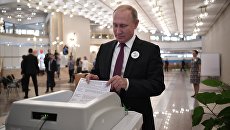 Президент РФ Владимир Путин во время голосования на выборах мэра Москвы Президент РФ Владимир Путин во время голосования на выборах мэра Москвы