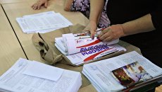 Члены избирательной комиссии во время подсчета неиспользованных бюллетеней Члены избирательной комиссии во время подсчета неиспользованных бюллетеней