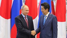 Владимир Путин и премьер-министр Японии Синдзо Абэ. Архивное фото Владимир Путин и премьер-министр Японии Синдзо Абэ. Архивное фото