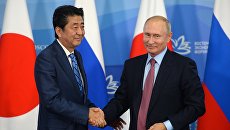 Владимир Путин и премьер-министр Японии Синдзо Абэ на пресс-конференции по итогам переговоров в рамках IV Восточного экономического форума на территории ДВФУ на острове Русский. 10 сентября 2018 Владимир Путин и премьер-министр Японии Синдзо Абэ на пресс-конференции по итогам переговоров в рамках IV Восточного экономического форума на территории ДВФУ на острове Русский. 10 сентября 2018