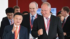 Основатель Alibaba Джек Ма и генеральный директор Российского фонда прямых инвестиций Кирилл Дмитриев на IV Восточном экономическом форуме во Владивостоке Основатель Alibaba Джек Ма и генеральный директор Российского фонда прямых инвестиций Кирилл Дмитриев на IV Восточном экономическом форуме во Владивостоке
