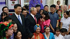 Президент РФ Владимир Путин и председатель КНР Си Цзиньпин во время встречи с участниками, вожатыми и педагогами смены Школы Добра 2008 года Всероссийского детского центра Океан во Владивостоке. 12 сентября 2018 Президент РФ Владимир Путин и председатель КНР Си Цзиньпин во время встречи с участниками, вожатыми и педагогами смены Школы Добра 2008 года Всероссийского детского центра Океан во Владивостоке. 12 сентября 2018