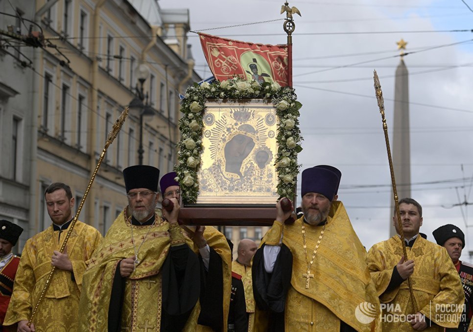 Священнослужители во время крестного хода в честь Дня перенесения мощей святого благоверного князя Александра Невского Священнослужители во время крестного хода в честь Дня перенесения мощей святого благоверного князя Александра Невского