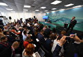 Заместитель председателя правительства РФ - полномочный представитель президента РФ в Дальневосточном федеральном округе Юрий Трутнев на итоговой пресс-конференции в рамках IV ВЭФ во Владивостоке Заместитель председателя правительства РФ - полномочный представитель президента РФ в Дальневосточном федеральном округе Юрий Трутнев на итоговой пресс-конференции в рамках IV ВЭФ во Владивостоке