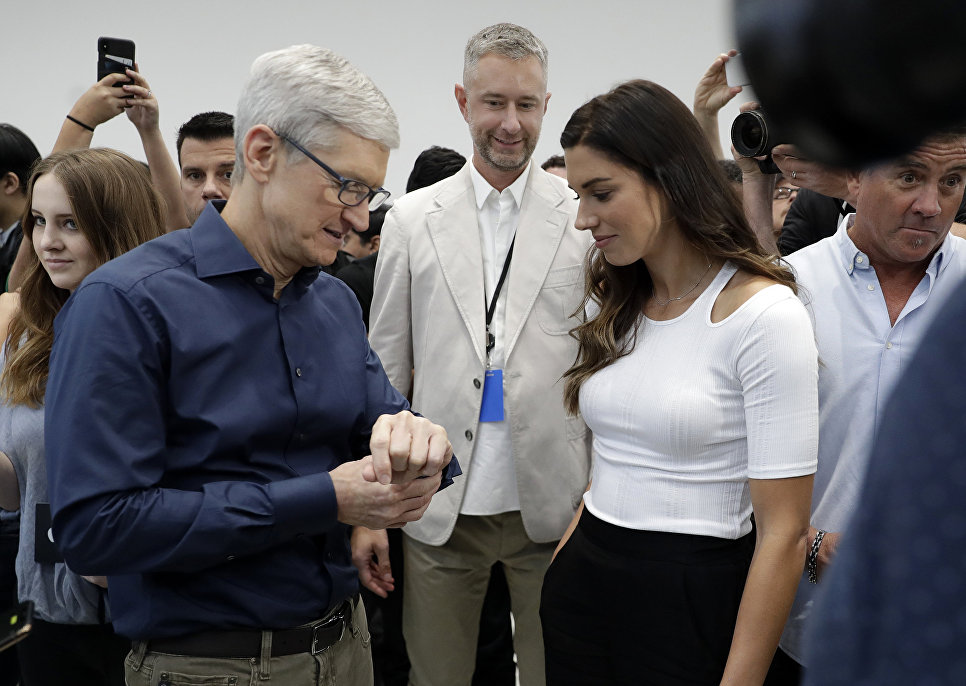 Генеральный директор Apple Тим Кук показывает новую модель Apple Watch 4. 12 сентября 2018 года Генеральный директор Apple Тим Кук показывает новую модель Apple Watch 4. 12 сентября 2018 года