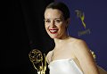 Клер Фой с наградой за сериал Корона во время 70-й церемонии вручения награды Primetime Emmy Awards в Лос-Анджелесе Клер Фой с наградой за сериал Корона во время 70-й церемонии вручения награды Primetime Emmy Awards в Лос-Анджелесе