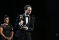 Мэттью Риз с наградой за сериал Американцы во время 70-й церемонии вручения награды Primetime Emmy Awards в Лос-Анджелесе Мэттью Риз с наградой за сериал Американцы во время 70-й церемонии вручения награды Primetime Emmy Awards в Лос-Анджелесе