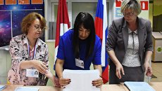 Подсчет голосов на избирательном участке во Владивостоке во время второго тура выборов губернатора Приморского края Подсчет голосов на избирательном участке во Владивостоке во время второго тура выборов губернатора Приморского края