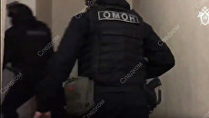 Сотрудники правоохранительных органов во время задержания по делу об организациии незаконного игорного бизнеса в Москве (стоп-кадр видео) Сотрудники правоохранительных органов во время задержания по делу об организациии незаконного игорного бизнеса в Москве (стоп-кадр видео)