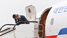 Президент Южной Кореи Мун Чжэ Ин с супругой в аэропорту в окрестностях горы Пэктусан на границе КНДР с Китаем после встречи с Ким Чен Ыном. 20 сентября 2018 Президент Южной Кореи Мун Чжэ Ин с супругой в аэропорту в окрестностях горы Пэктусан на границе КНДР с Китаем после встречи с Ким Чен Ыном. 20 сентября 2018