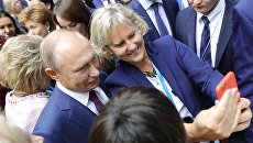 Президент РФ Владимир Путин фотографируется с участницей второго Евразийского женского форума в Таврическом дворце в Санкт-Петербурге. 20 сентября 2018 Президент РФ Владимир Путин фотографируется с участницей второго Евразийского женского форума в Таврическом дворце в Санкт-Петербурге. 20 сентября 2018