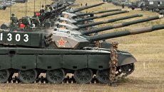 Военнослужащий у боевого танка Type 99 (ZTZ-99) Народно-освободительной армии Китая на забайкальском полигоне Цугол во время учений Восток-2018 Военнослужащий у боевого танка Type 99 (ZTZ-99) Народно-освободительной армии Китая на забайкальском полигоне Цугол во время учений Восток-2018