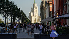Прохожие на Новой площади в Москве Прохожие на Новой площади в Москве