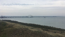 Корабли ВМС Украины во время прохождения под арками Крымского моста Корабли ВМС Украины во время прохождения под арками Крымского моста