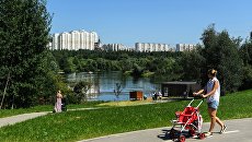Молодые мамы гуляют в ландшафтном парке Митино после комплексного благоустройства Молодые мамы гуляют в ландшафтном парке Митино после комплексного благоустройства