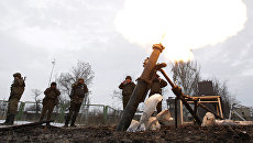 Украинские военные во время стрельбы из миномета. Архивное фото Украинские военные во время стрельбы из миномета. Архивное фото