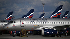 Sukhoi Superjet 100 на стоянке самолетов в аэропорту Шереметьево в Москве Sukhoi Superjet 100 на стоянке самолетов в аэропорту Шереметьево в Москве