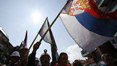 Сербы Косово с флагом Сербии во время митинга. Архивное фото Сербы Косово с флагом Сербии во время митинга. Архивное фото